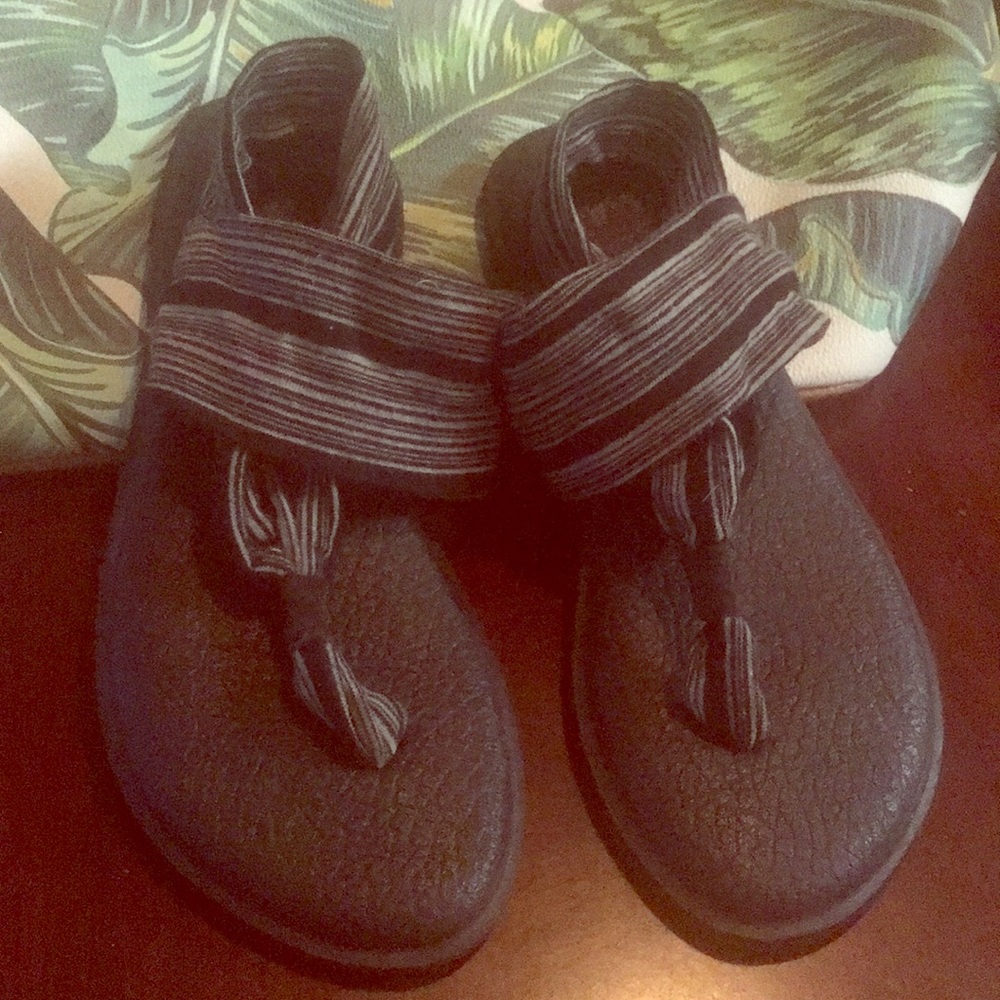 Sanuk yoga flip flops